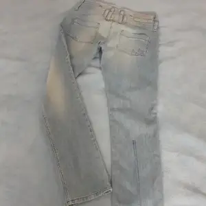 Säljer dessa skit snygga river island jeans, för att dem tyvärr är för stora för mig. 
