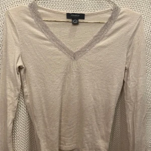 långärmad topp primark - långärmad tröja från primark strl xs hör av dig vid frågor🩵