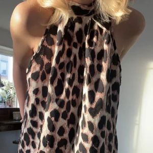 Leopard topp - Jättefin topp som passar en s-m. Knappt använd så i jättebra skick. Skriv för fler bilder eller frågor💕💕Pris är diskuterbart☺️