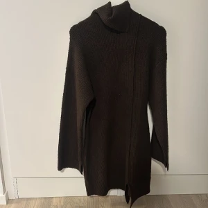 Klänning  - Säljer min fina stickade klänning köpt från mald. Nypris 700 kr, säljer för 250 kr. Endast använd en gång. Storlek L.