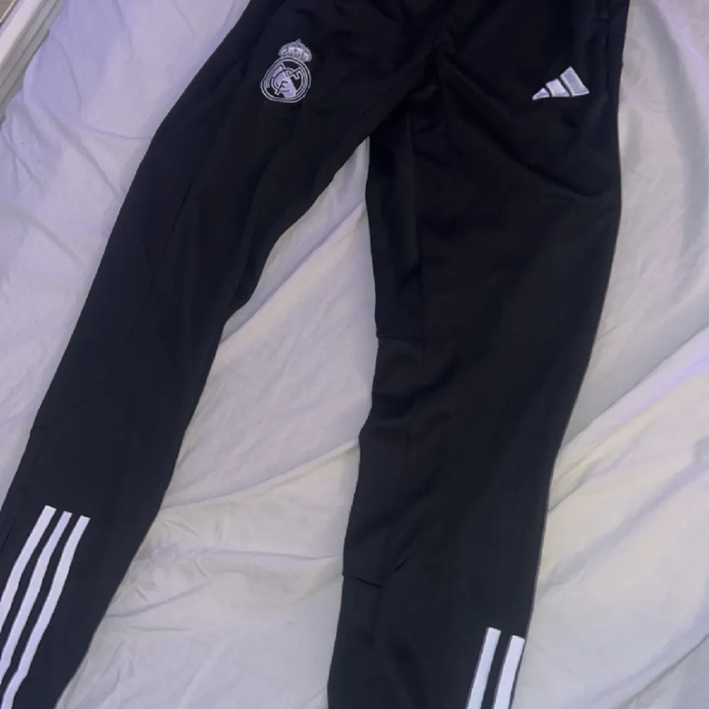 Säljer nu min real madrid tracksuit. aldrig använd köpt för 1 månad sen. Den är i helt nyskick.. Hoodies.