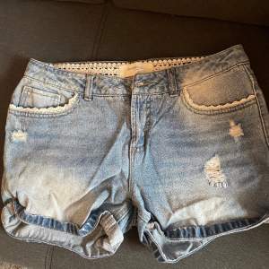 Ett par jätte fina jeans shorts från Vero Moda, med vita volang detaljer. Som nya då dom bara används få gånger, säljer då dom är för stora för mig, kontakta mig om du har några funderingar🩷 pris kan diskuteras