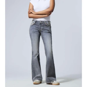 Weekday flame jeans - Jättesnygga lågmidjade bootcut jeans från weekday i modellen flame. Knappt använda, säljer för att de inte kommer till användning. Storlek: 26/34. Köpta för 590kr säljs för 400kr+ frakt.