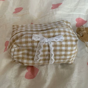 Beige rutig necessär  - Jättefin handgjord necessär, ny💗