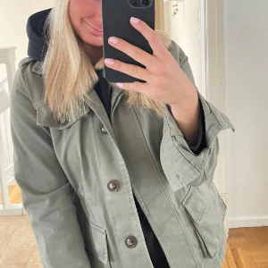 Grön trenchcoat  - Säljer denna fina trenchcoat som är perfekt till våren, använd några enstaka gånger så skicket är väldigt bra