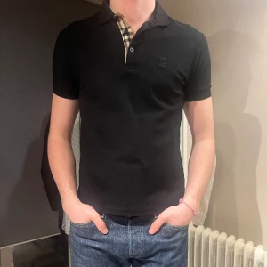 Burberry piké - Hej! Säljer denna snygga burberry pikén i oanvänt skick. Storlek XS men passar även S, nypris 3000kr köpt på nk. Taggar finns kvar, skriv gärna vid frågor🤩