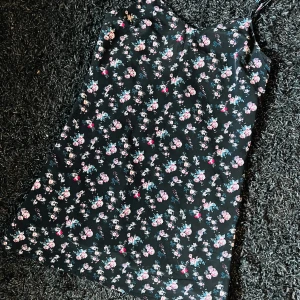 Kort sommarklänning - Kort blommig klänning från HM. Ny skick