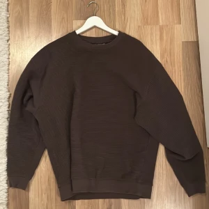 Brun tröja - Brun tröja i boxig passform. Storlek M. True to size. Inga skador eller fläckar!