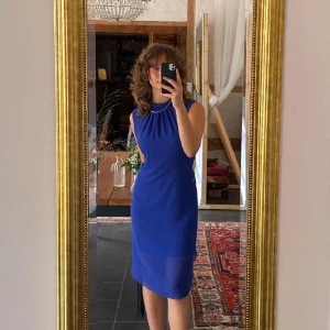 Klänning - Superfin klänning som jag hade på bröllop, men som inte kommit till mer användning. På bilderna har jag satt nålar för att ge mer figur, men den faller fint även utan nålar.