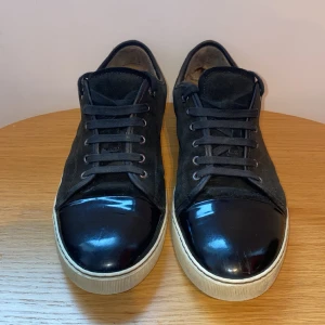 Lanvin - Säljer ett par stilrena lanvin skor i färgen svart, skicket är 7,5/10. Bara skorna ingår. Uk 11 motsvarar 45. Skriv vid intresse eller funderingar.