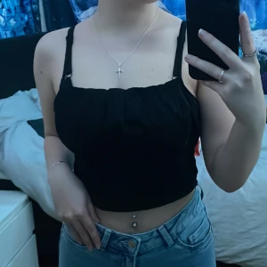 H&M linne - Fluffigt tyg vid brösten och har en remsa vid ryggen som en stretchig. Använts några gånger.