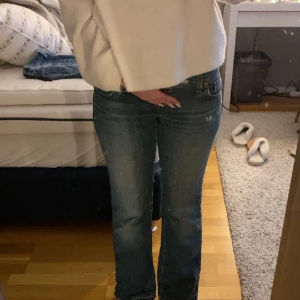 Lågmidjade Levi's jeans - Lågmidjade Levi's jeans som tyvär är för små och för korta för mig💗