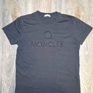 Moncler T-shirt i storlek S. 9/10 skick och har fungerande QR kod(som ni ser på sista bilden). Hör av er om ni undrar något🤩