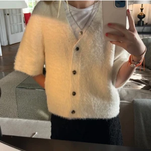 Stickad kortärmad kofta  - Intressekoll på min stickade kortärmade kofta från  & other stories i storlek Xs, passar även S! 💗💗 ( första bilden är från förra ägaren) Kom privat för fler bilder!