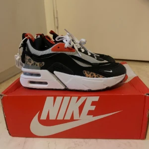 Nike Air Max furyosa nya med taggs  - Oanvända, köpt fel storlek.  Storlek 38 men som en 37a. Lätta och otroligt bekväma. Nypris 1700kr
