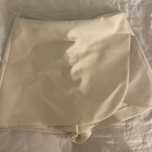 Kjol/ shorts  - Helt ny kjol/ shorts med prislappen kvar!