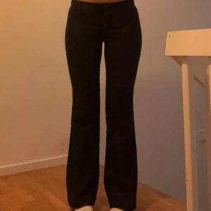 Lowwaist utsvängda kostymbyxor - Använda ett fåtal gånger och är därför i väldigt bra skick! 