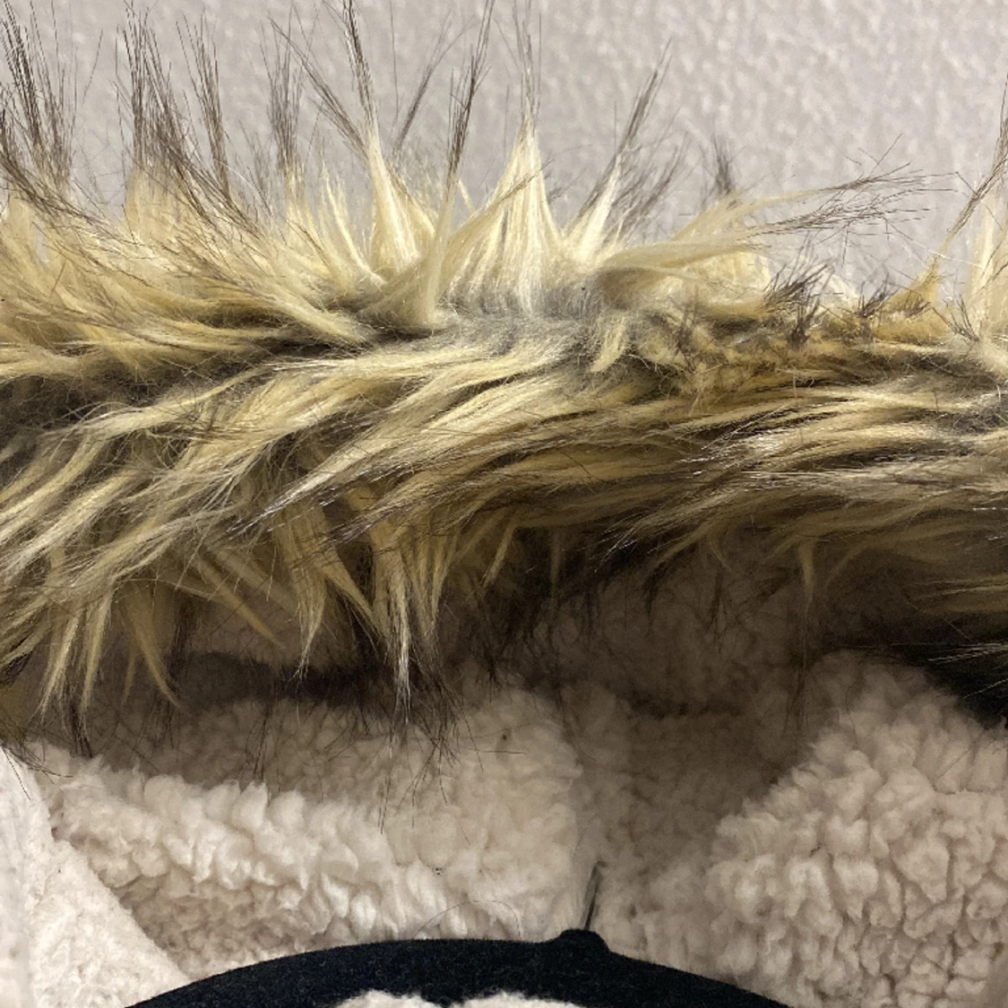 En olivgrön tjock jacka som värmer dig ordentligt  - 91