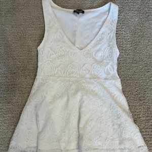 Spets linne - Spetslinne med v ringning 