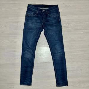 Tjena säljer nu ett par mörkblåa Tiger of Sweden jeans i Storlek 30/32 för endast 399kr! Skick 9/10. Nypris ca 1400kr. Skriv på dm om du har frågor!