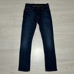 Nudie jeans  - Tjena säljer nu ett par mörkblåa Nudie jeans i Storlek 27/30 för endast 459kr! Skick 9/10. Lite större i passform. Nypris ca 1400.  Skriv på dm om du har frågor!
