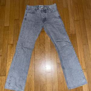Säljer dessa Hope jeans. Storlek 28.   Liten defekt på vänster bakficka, syns på bild 3.