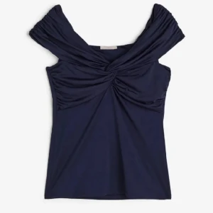 Hm off shoulder topp - Skriv innan ni trycker på köp nu!! Tröjan är endast använd 1 gång och är i superfint skick💖💖 