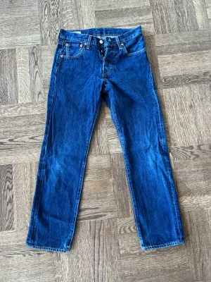Levi’s 501 stl 27”28 - Klassiska 501 i bra skick. Inköpta otvättade så naturlig slitning. 