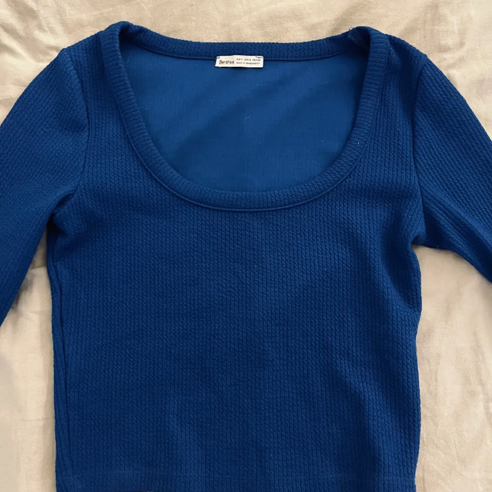 Säljer denna blåa tröja från Bershka då den aldrig kommer till användning💙. Tröjor & Koftor.