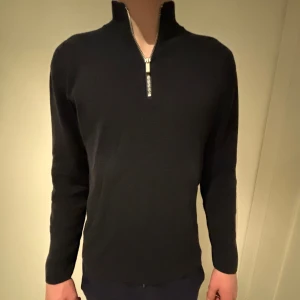 Tröja med zip - Säljer denna feta tröja den är andvänd få tal gånger och är som ny. 