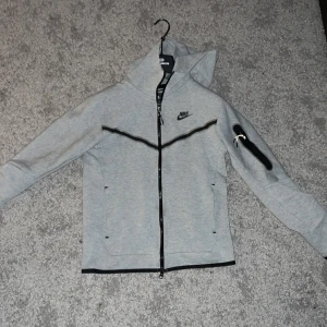 Nike tech flece  - Storlek Xs men sitter som en s Den är använd men inget som syns Nypris 1.200kr Mitt pris 500kr men om det är en snabb affär kan det bli billigare  Om ni undrar över något så e det bara att skriva! 