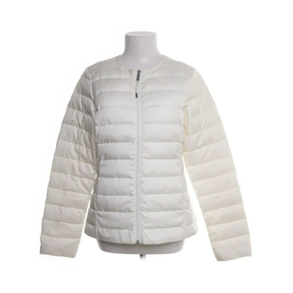 Säljer denna snygga vita jacka för 300 kr+frakt, perfekt nu till våren 💗💗. Jackor.