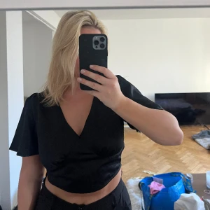 Tröja - Säljer denna super fina tröjan då den ej kommer till användning. Använd 1 gång så i super bra skick. Storlek: M men skulle säga att den är en S/M