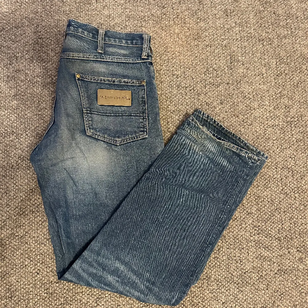 Vintage bape jeans, w32. Skön fade på dem, inga flaws eller liknande. Kvitto finns. . Jeans & Byxor.