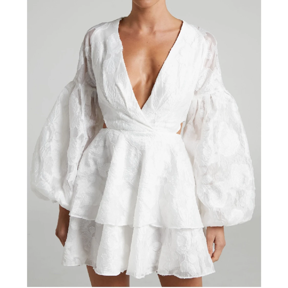 En jättefin oanvänd vit klänning från Showpo. Passar perfekt nu till sommaren eller också för studenten. Orginalpriset var: 800kr - 90