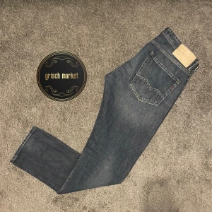 Replay jeans slim - Ett par riktigt feta slim jeans från replay, model ”Rob” | mycket bra skick, finns inga defekter, 9,3/10 | modellen på bilden är 183cm väger 72kg | nypris ca 1500 | kom gärna med frågor! |