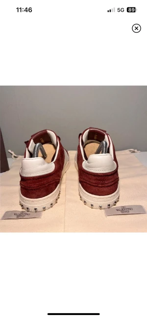 Valentino flycrew - Säljer mina valentino flycrew för dom är tyvärr försmå för mig. Kond är 9/10 och alla bitar är kvar. Du får med OG box och påsar. Stolek 39 men passar (40). Kan gå ner lite i pris vid snabb affär. Kan frakta om köparen står för frakt