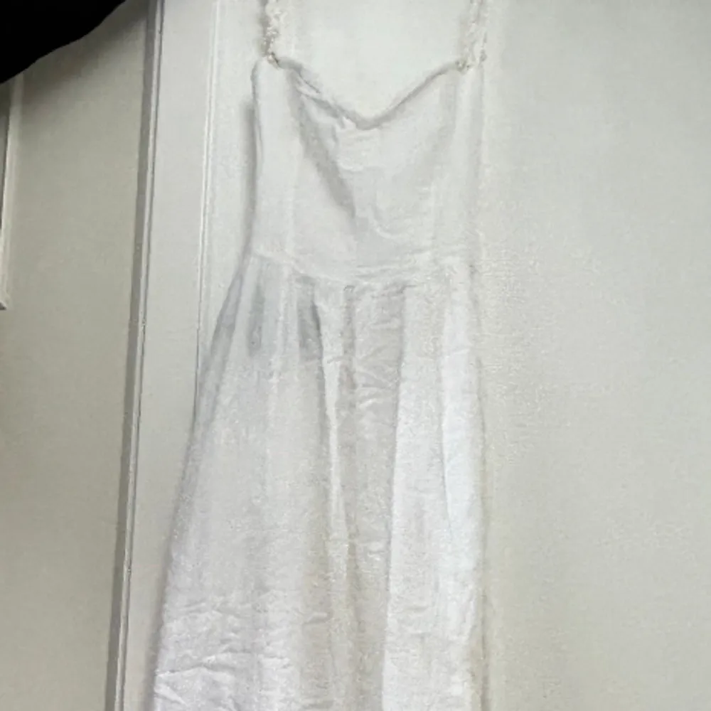 En vit långklänning som jag aldrig använt. Prislappen är fortfarande på🫶🏼. Klänningar.