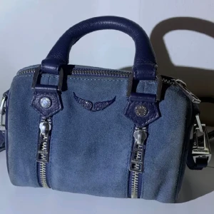 Zadig & Voltaire väska - Säljer denna så snygga zadig voltaire väska, den var limited edition, köpte den i london. Finns inte och köpa längre, så unik och snygg väska. Mocca. Köpte denna för 2500 kr och söljer den nu för 999 kr pga av lite tecken av använding och använda it❤️‍🔥