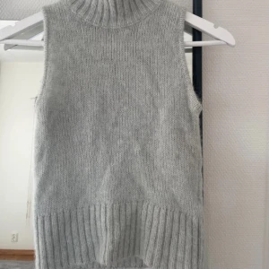 stickad väst - as gosig och fin stickad väst som tyvärr inte passar mig💞💞