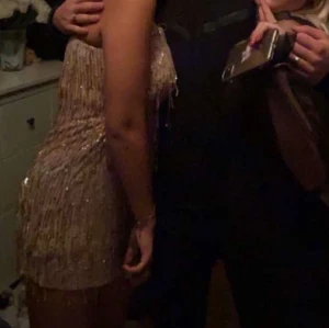 Paljett kläning  - Super fin guldig paljettklänning från H&M i storlek s, helt slutsåld och original pris 599kr