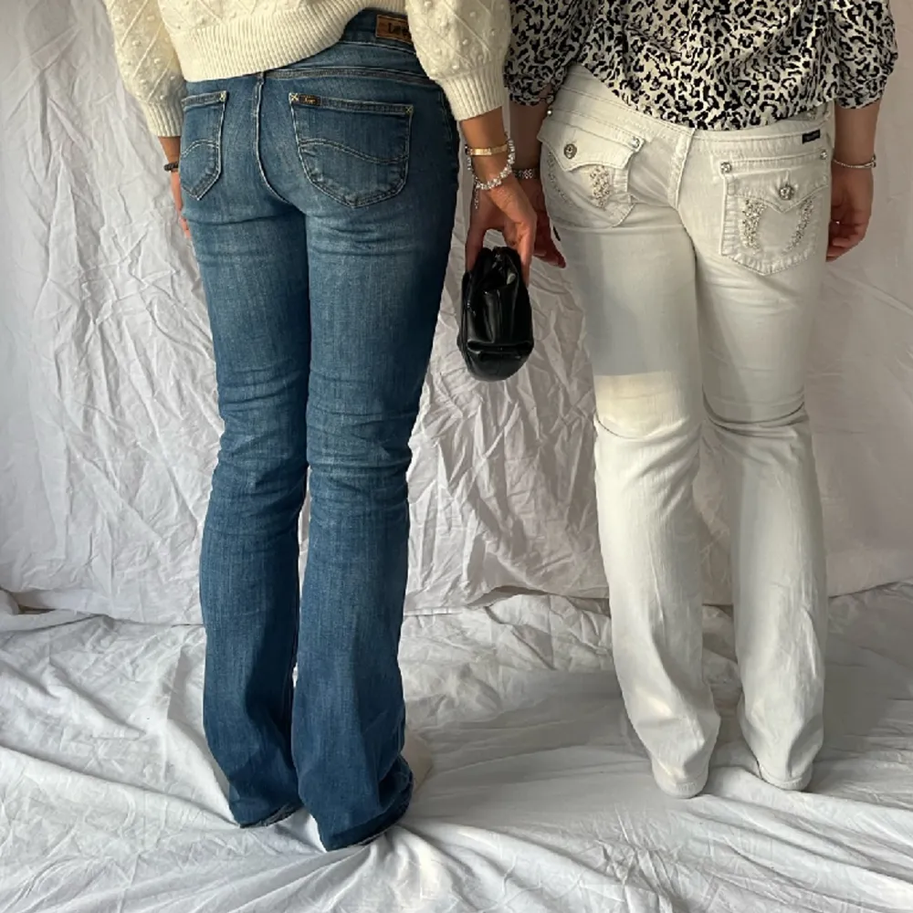 Supersnygga Lågmidjade jeans från Lee 💙 Mindre slitningar insida lår. Midjemått: 40 cm Innerben: 82 cm. Jeans & Byxor.