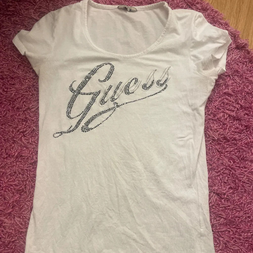 Så fin Guess t-shirt med rhinestones! Köpt på vinted och använd fåtal gånger av mig, den är i superfint skick!🥰Så y2k och verkligen jättefin. Passar Xs/S. T-shirts.