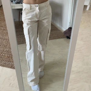 Cargobyxor - Jag säljer dessa low Waist cargo byxorna ifrån Gina Tricot i storlek 32. Dessa är endast använda en gång. Köpta för 399kr och säljer för 150kr.