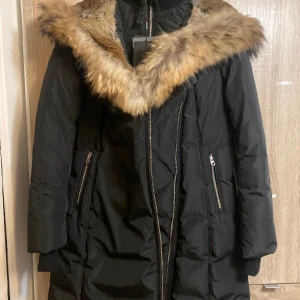 Mackage trish - En exklusiv mackage jacka i storlek M ( svår storlek att få tag på)  Äkta päls. Oanvänd. Vid snabbaffär kan priset diskuteras 