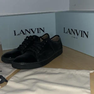 Lanvins - Lanvins strlk 44! Pris kan diskuteras Box och snören tillkommer! 