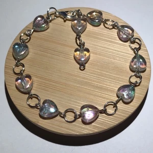 Bubble-Heart Bracelet - Handgjort armband av vita hjärtan med vackert skimmer och luftbubblor i sig. Finns också i ⭐️ 