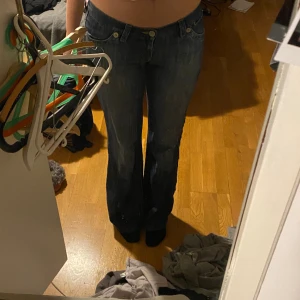 Lågmidjade jeans  - Super snygga lågmidjade jeans  Utsvängda där nere  Dragkedja på fickorna som snygg detalj!  Midjemått: 40cm tvärs över!  Innerbenslängd: 80cm  Dom är lite för långa på mig som är 166cm lång. 