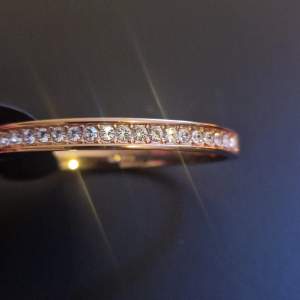 Armband från Pilgrim. Aldrig använt med lappen kvar men har legat i smyckeskrin så något märke på metallen. Omkrets ca 19.2 cm. 