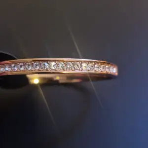 Armband från Pilgrim. Aldrig använt med lappen kvar men har legat i smyckeskrin så något märke på metallen. Omkrets ca 19.2 cm. 